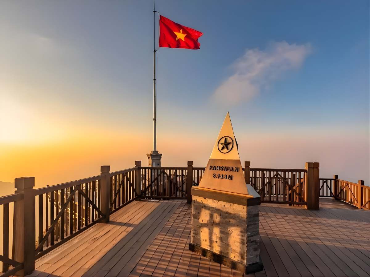 Tham quan Fansipan – ngọn núi cao nhất Việt Nam. (Nguồn: Sưu tầm)