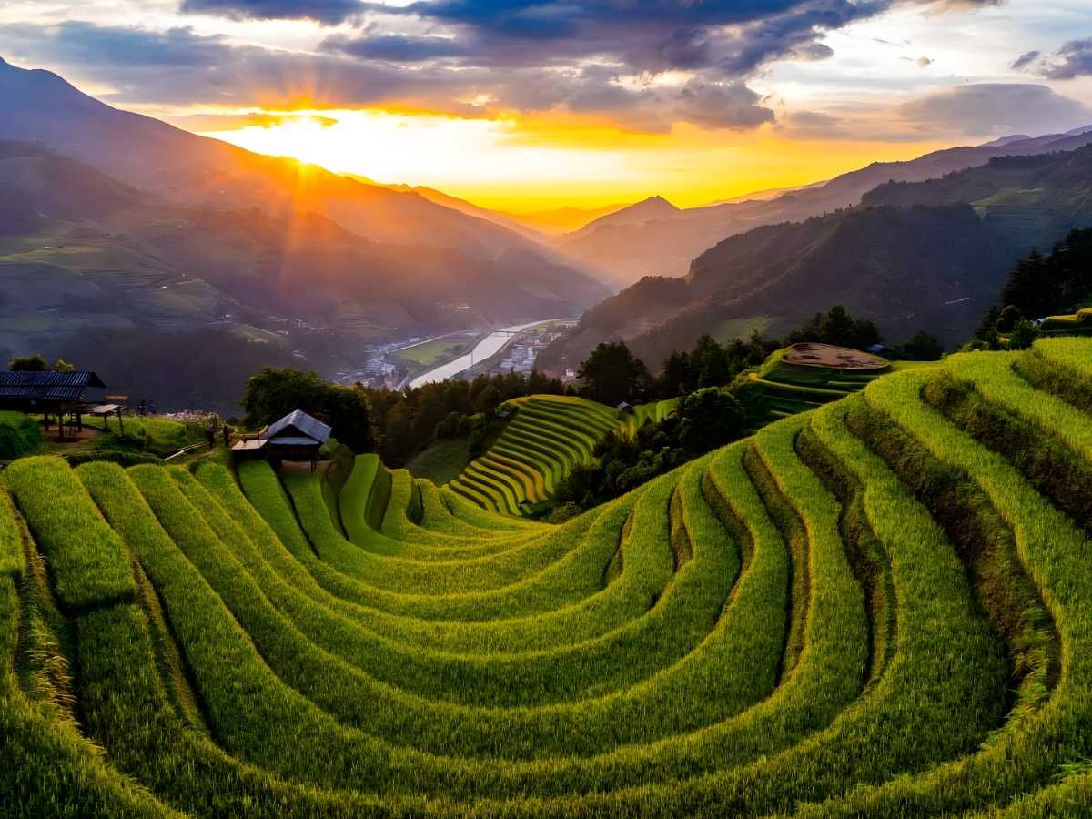 Ánh hoàng hôn chiếu lên ruộng bậc thang nhiều màu là thời điểm dễ mang lại những tấm hình đẹp cho du khách. (Nguồn: Sưu tầm)