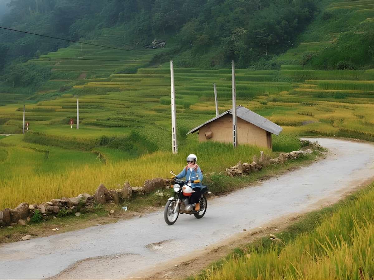 Du khách lựa chọn phương án đi xe máy khám phá ruộng bậc thang Mù Cang Chải. (Nguồn: Sưu tầm)