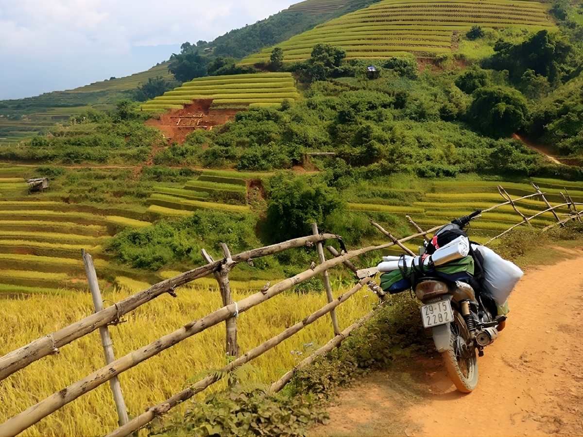 Du khách thuê xe máy di chuyển từ Mù Cang Chải khám phá các bản làng rất thuận tiện. (Nguồn: Sưu tầm)