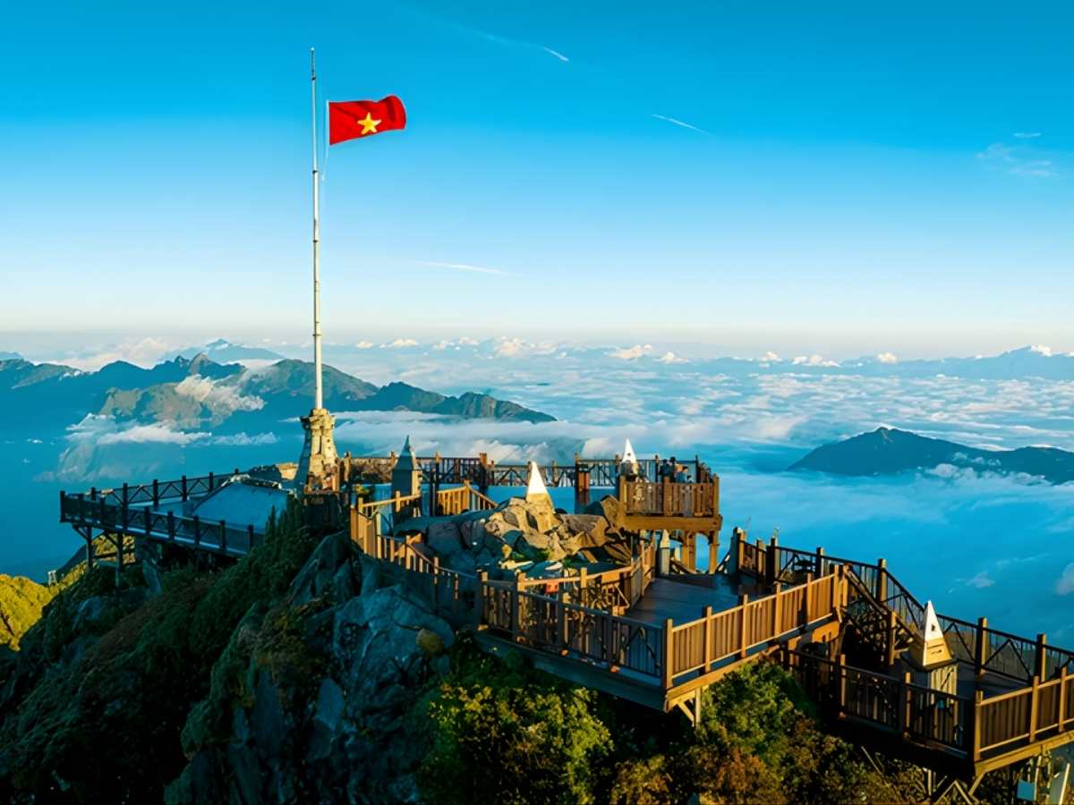 Du khách từ Sa Pa đi cáp treo lên khám phá đỉnh Fansipan rồi tiếp tục về Mù Cang Chải. (Nguồn: Sưu tầm)
