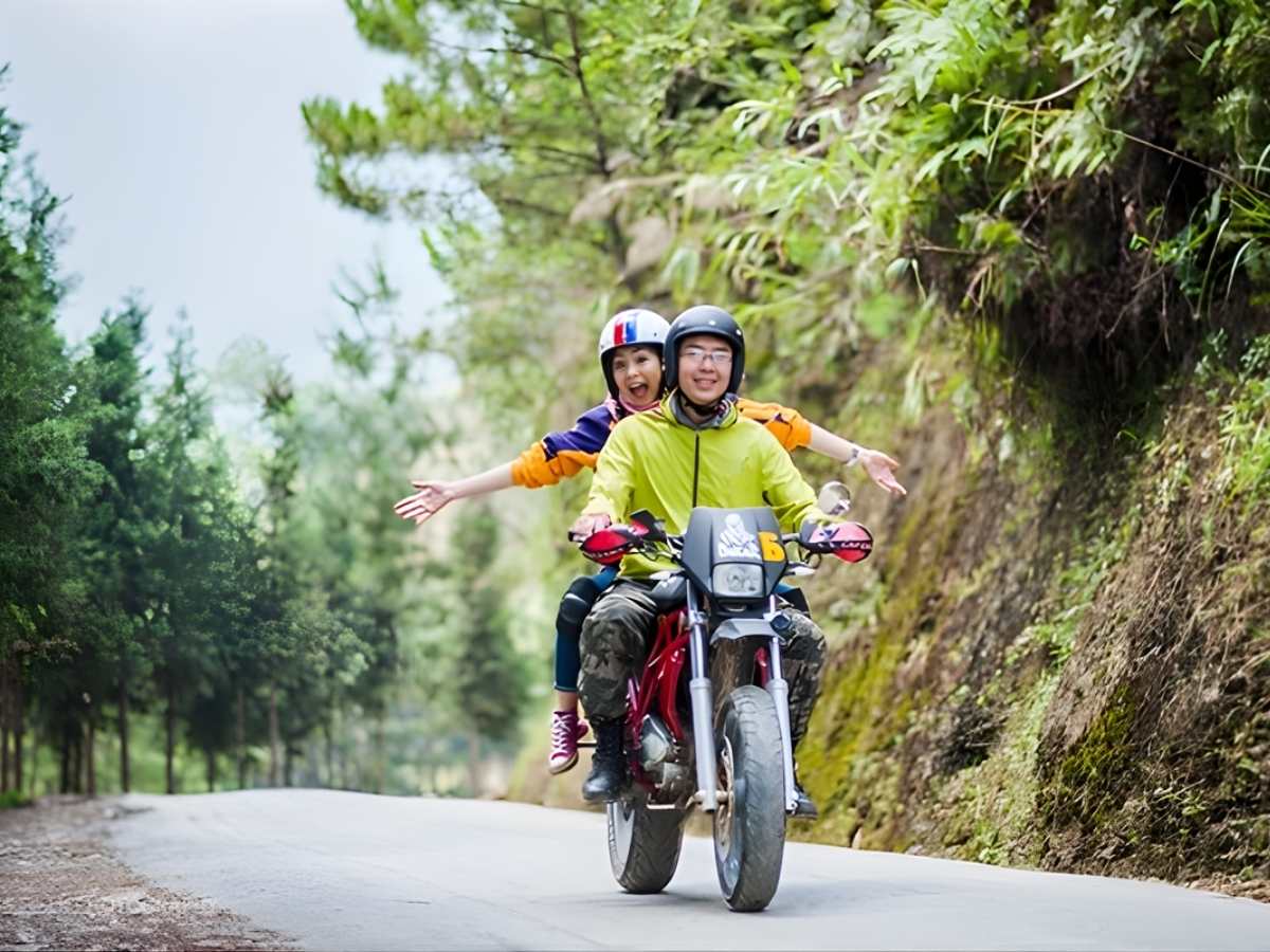 Du khách thuê xe máy di chuyển giữa các điểm ruộng bậc thang Mù Cang Chải. (Nguồn: Sưu tầm)