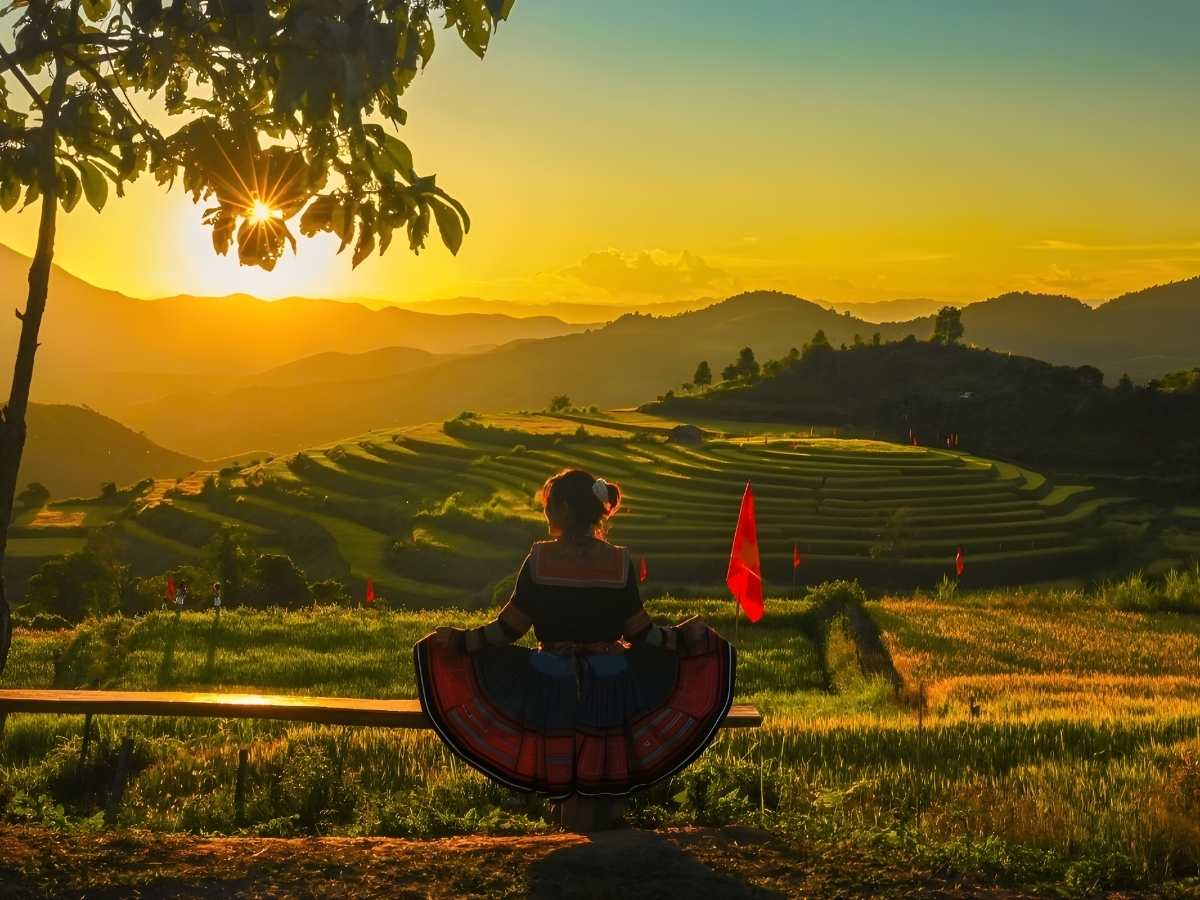 Ánh hoàng hôn chiếu lên ruộng bậc thang nhiều màu sẽ giúp du khách dễ có được bức hình đẹp. (Nguồn: Sưu tầm)