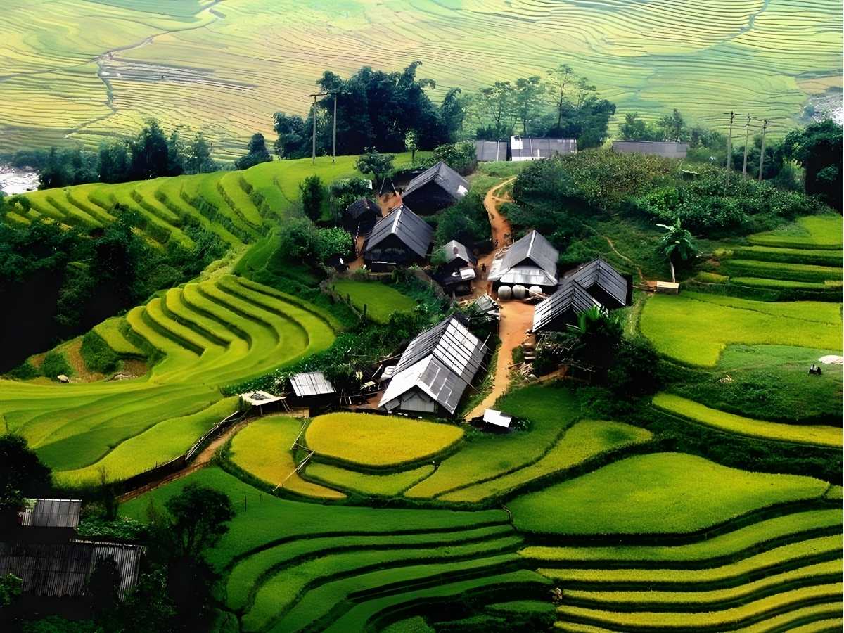 Du khách di chuyển từ Hà Nội đến Nghĩa Lộ theo quốc lộ 32 qua Sơn Tây và Văn Chấn. (Nguồn: Sưu tầm)