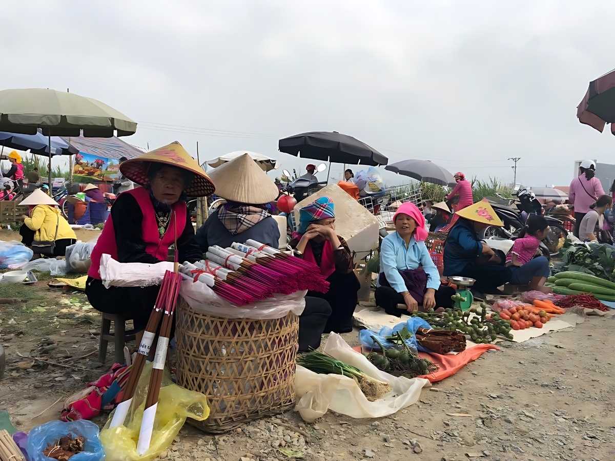 Du khách khám phá chợ vùng cao trước khi quay trở về Hà Nội khép lại hành trình chinh phục Tây Bắc. (Nguồn: Sưu tầm)
