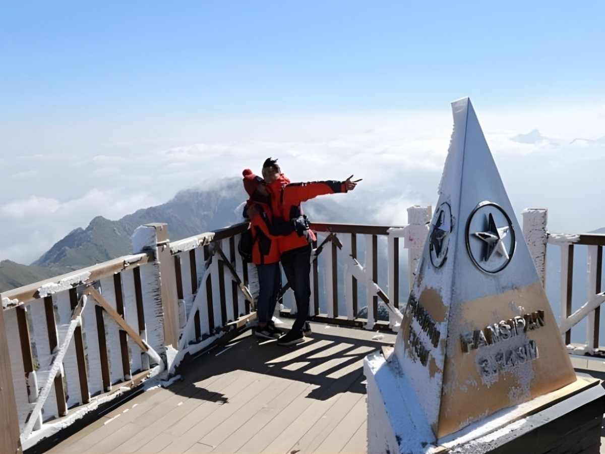 Du khách chinh phục đỉnh Fansipan khi di chuyển từ Hà Nội đến Sa Pa và trải nghiệm không gian mây trời bao phủ. (Nguồn: Sưu tầm)