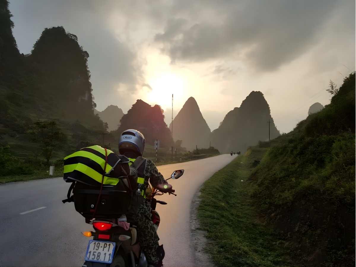 Du khách di chuyển từ Hà Nội đến Sa Pa bằng xe máy trên cung đường đèo quanh co giữa núi đá và mây. (Nguồn: Sưu tầm)