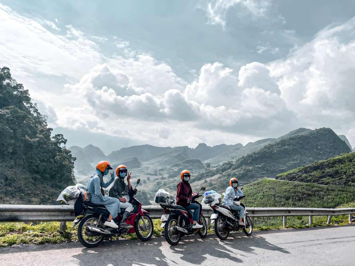 Hành trình từ Mù Cang Chải đến Nghĩa Lộ ghi dấu bằng những cung đường đèo uốn lượn và cảnh sắc núi rừng rộng lớn. (Nguồn: Sưu tầm)