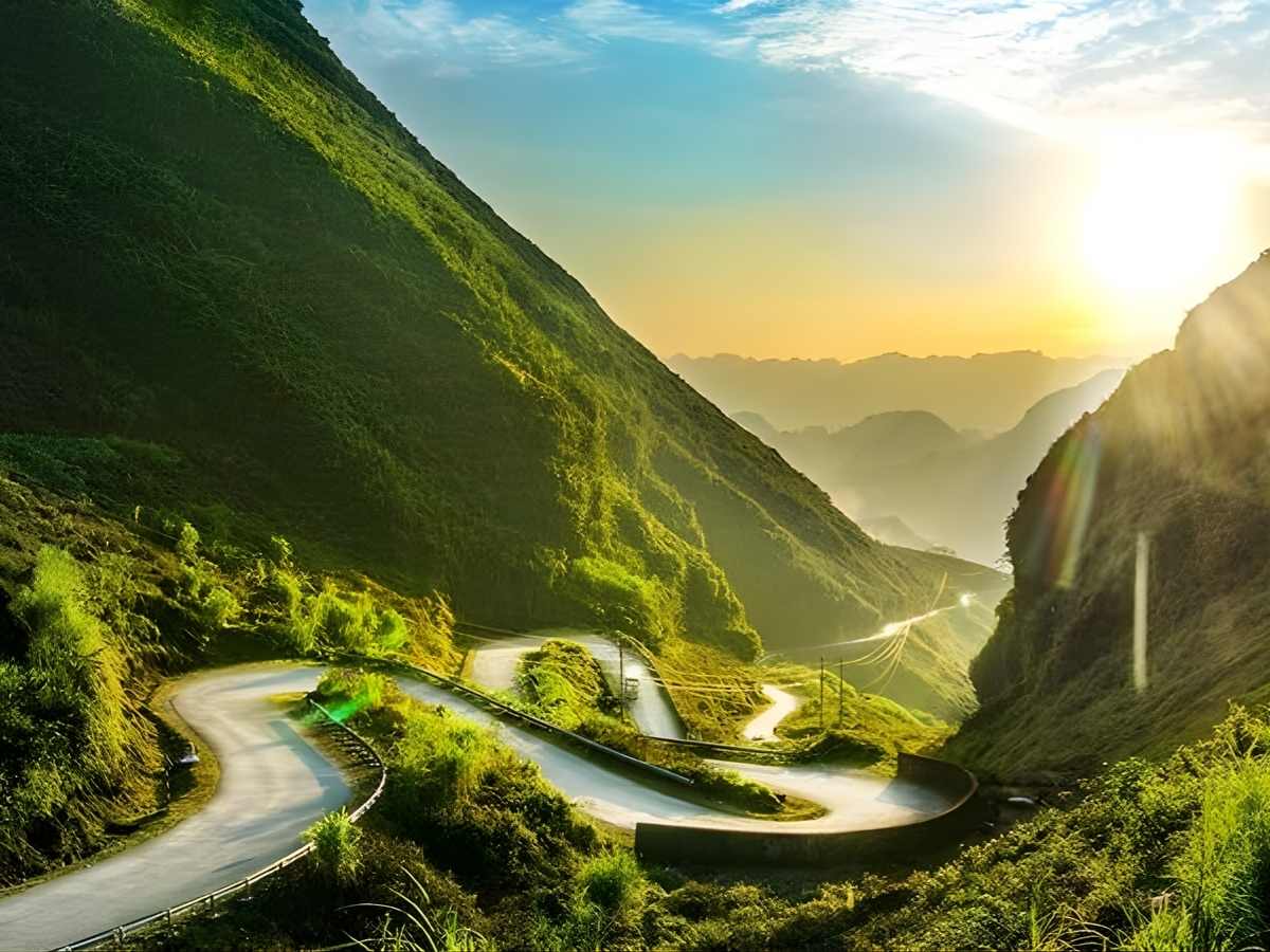 Cung đường Tây Bắc uốn lượn qua Sa Pa, Mù Cang Chải và Nghĩa Lộ hiện lên giữa núi non hùng vĩ. (Nguồn: Sưu tầm)