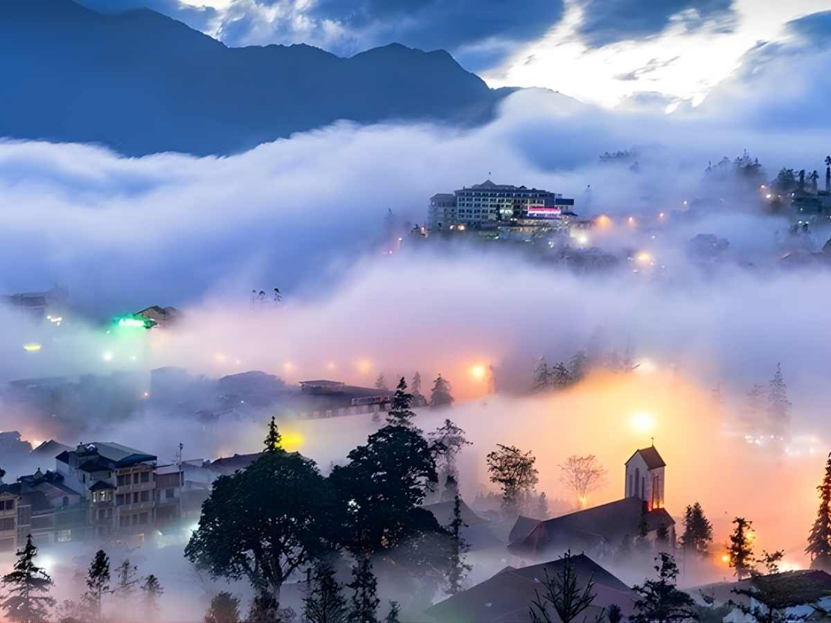 Du khách từ Hà Nội đến Sa Pa khám phá thị trấn trong làn mây mờ bao phủ tạo khung cảnh huyền ảo đặc trưng. (Nguồn: Sưu tầm)