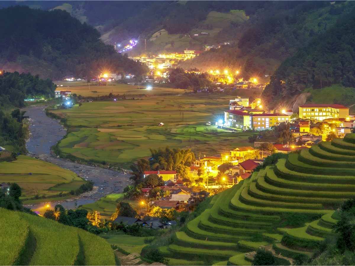Mù Cang Chải và Tú Lệ đẹp nhất vào mùa lúa chín khi ánh đèn bản làng hòa cùng sắc vàng ruộng. (Nguồn: Sưu tầm)