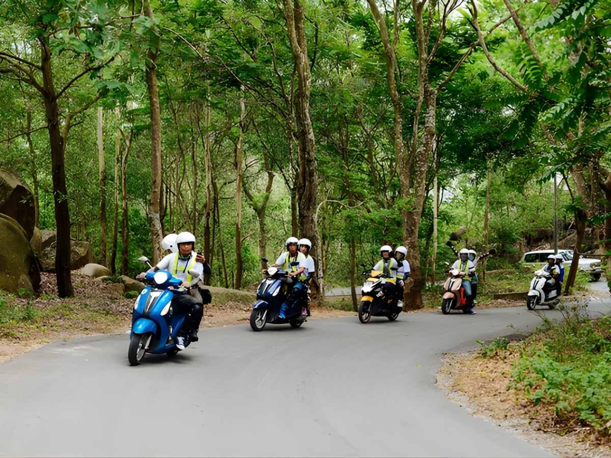 Đoàn xe máy di chuyển từ Hà Nội qua cung đường núi hướng về Tú Lệ và Mù Cang Chải quanh co. (Nguồn: Sưu tầm)