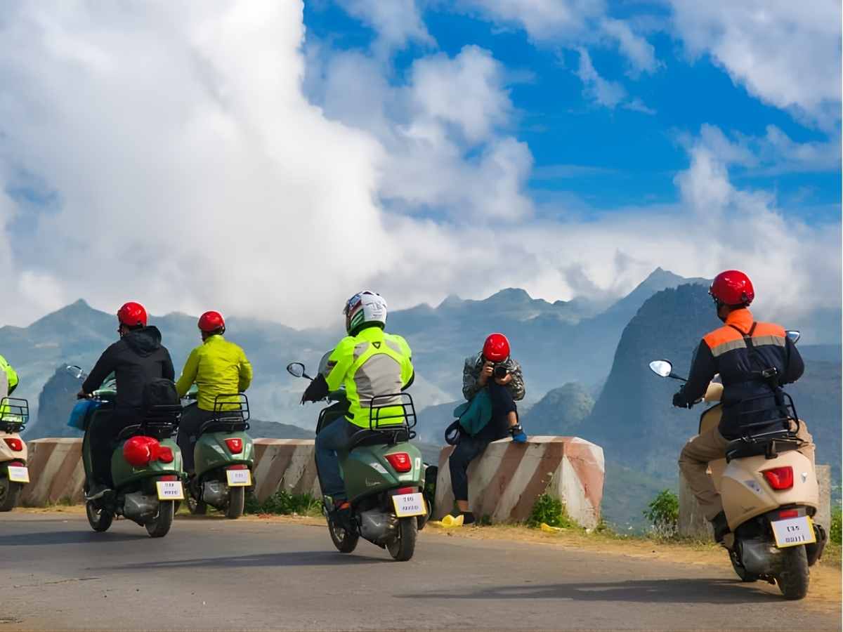 Đoàn xe máy di chuyển từ Hà Nội qua cung đường núi hướng về Tú Lệ và Mù Cang Chải quanh co. (Nguồn: Sưu tầm)