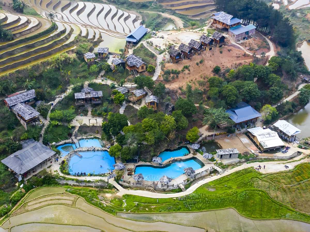 Du khách quan sát địa hình ruộng bậc thang và bản làng Trạm Tấu nằm giữa núi non Tây Bắc. (Nguồn: Sưu tầm)