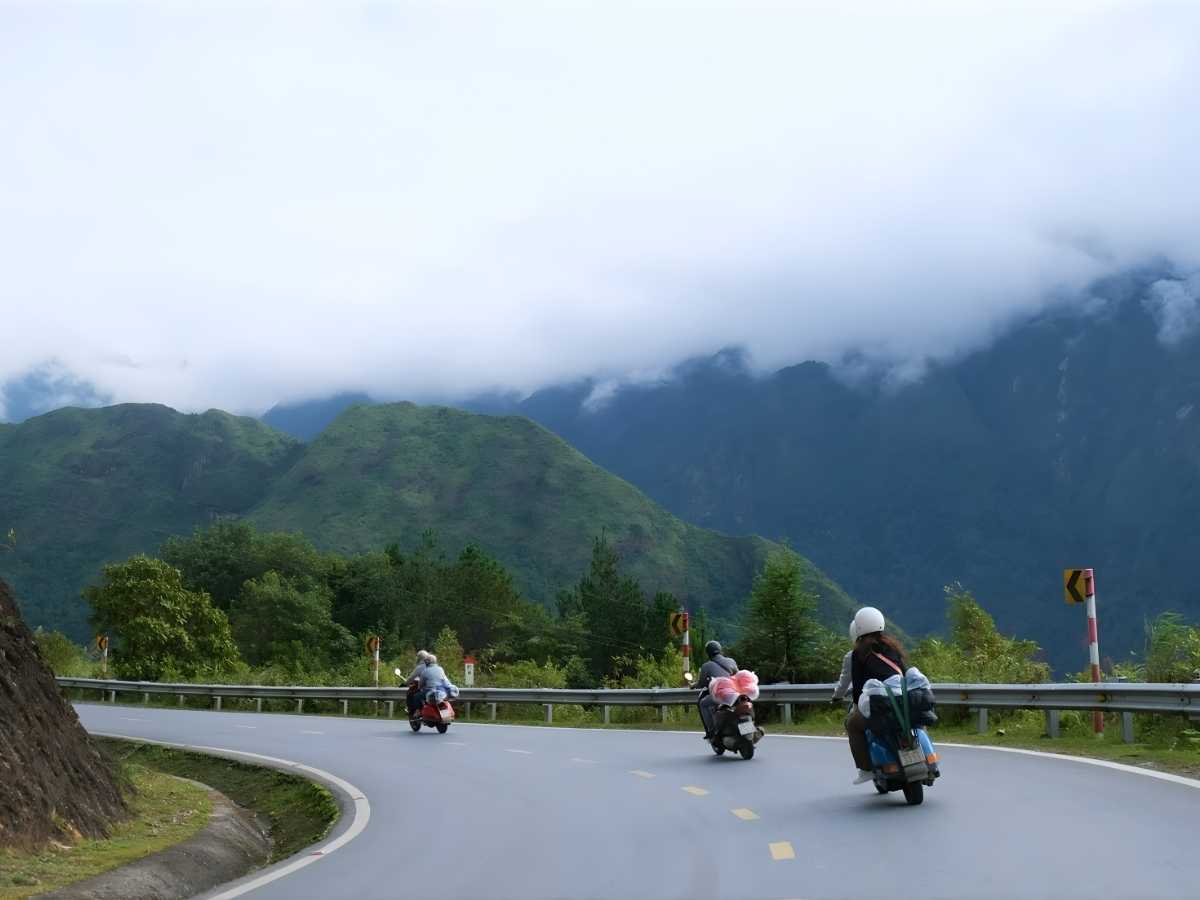 Du khách di chuyển bằng xe máy trên cung đường đèo từ Hà Nội đến Trạm Tấu nhiều sương mù. (Nguồn: Sưu tầm)