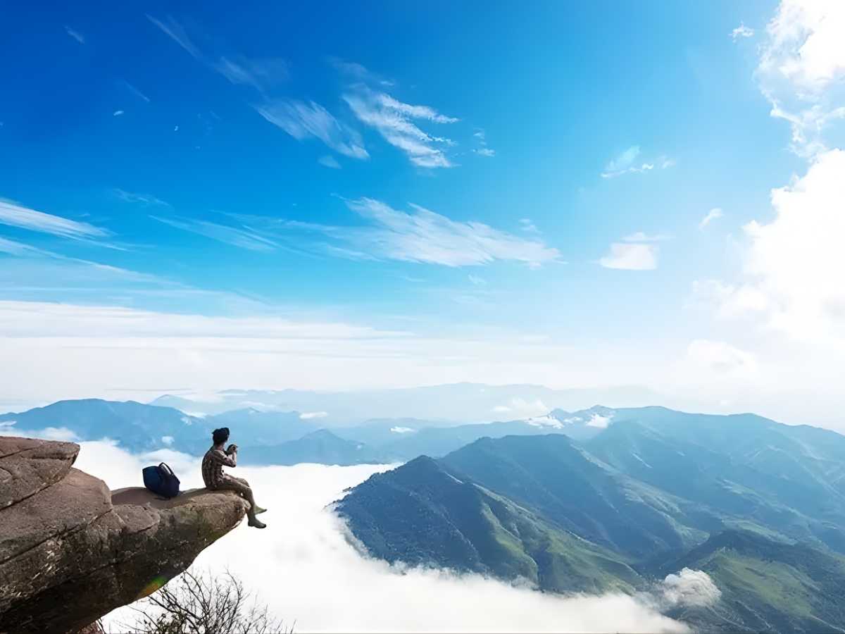 Du khách quan sát biển mây dày tại Tà Xùa vào buổi sáng sớm với tầm nhìn thoáng đãng đẹp. (Nguồn: Sưu tầm)