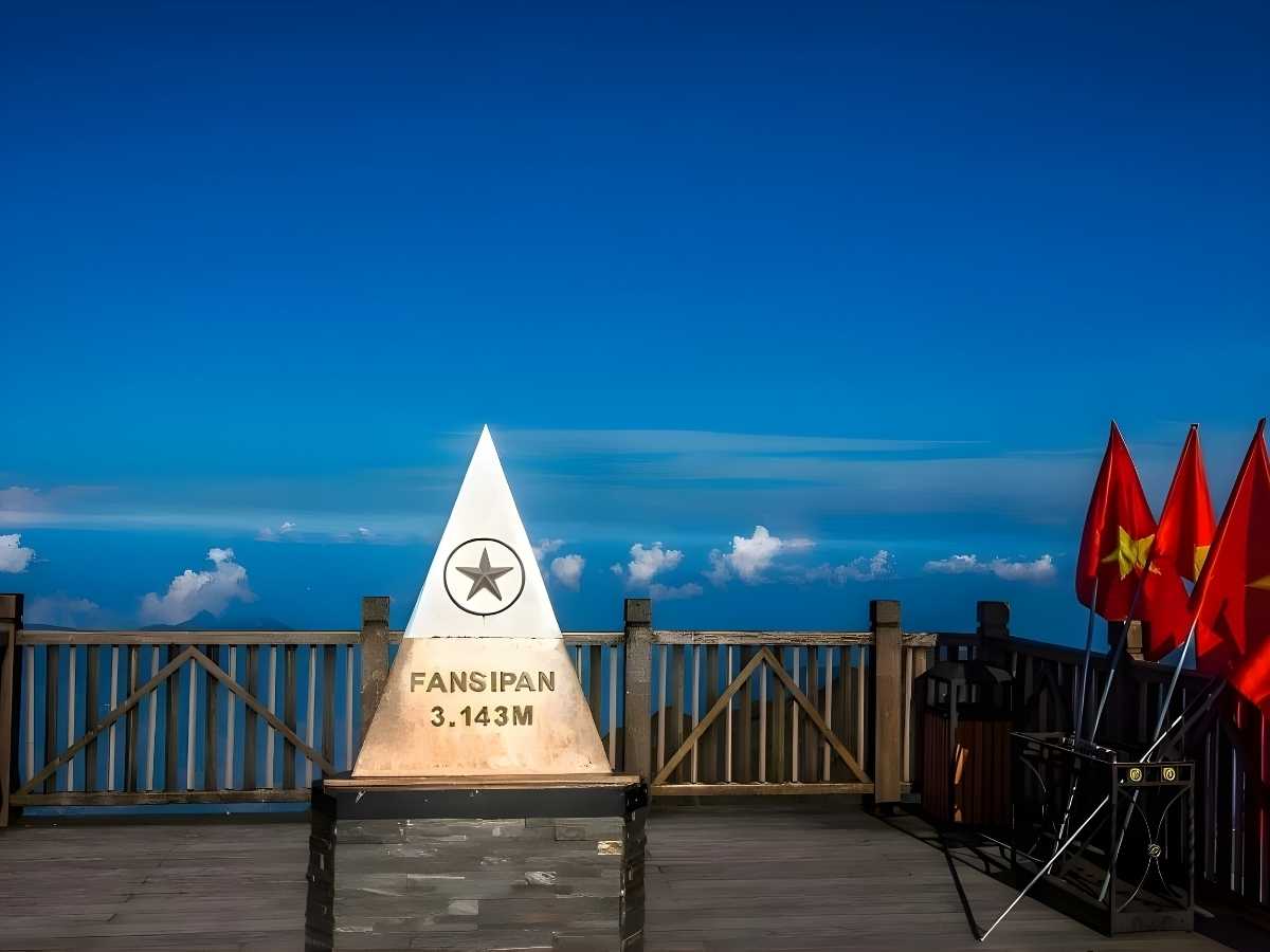 Du khách check in cột mốc đỉnh Fansipan cao nhất Việt Nam giữa khung cảnh núi trời hùng vĩ. (Nguồn: Sưu tầm)