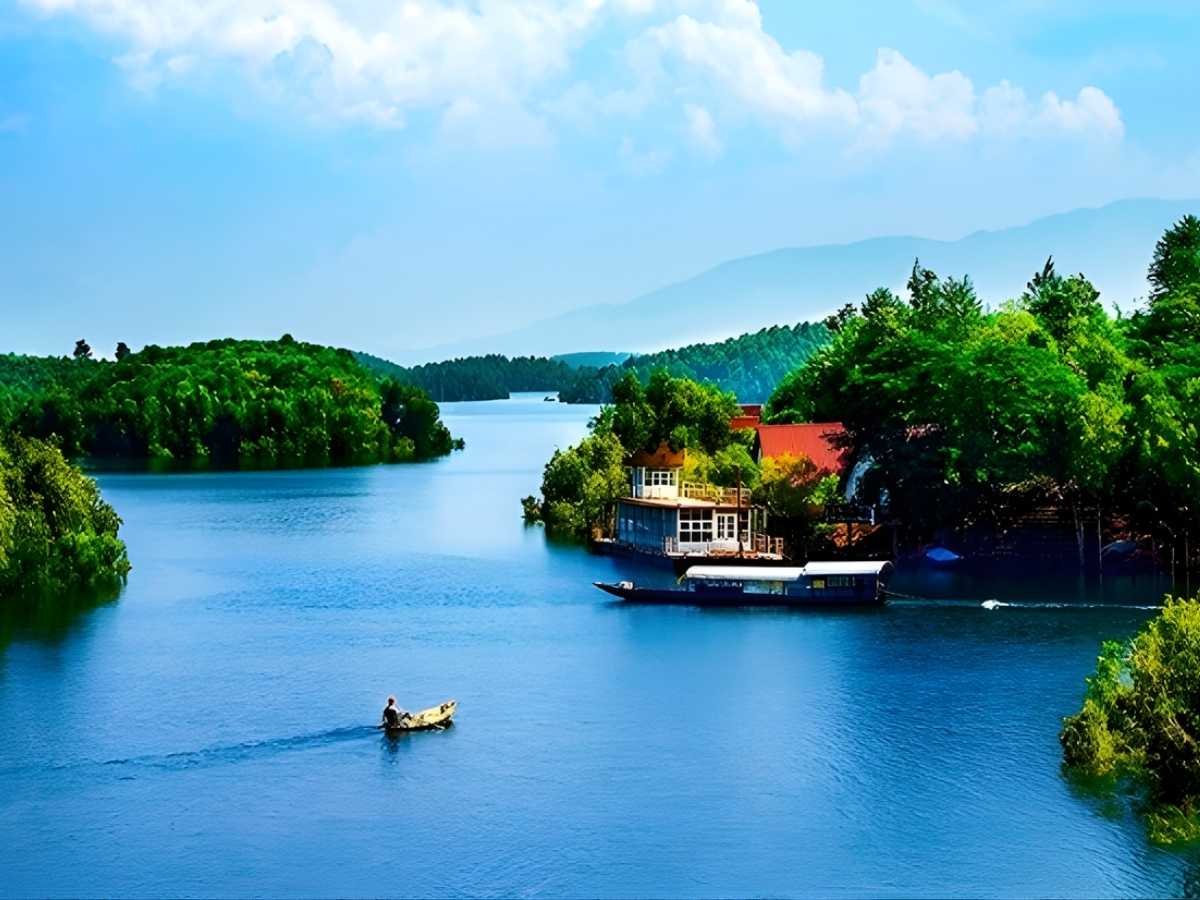 Du khách từ Hà Nội đến hồ Thác Bà tham quan mặt nước xanh và khám phá các đảo nhỏ giữa hồ rộng. (Nguồn: Sưu tầm)