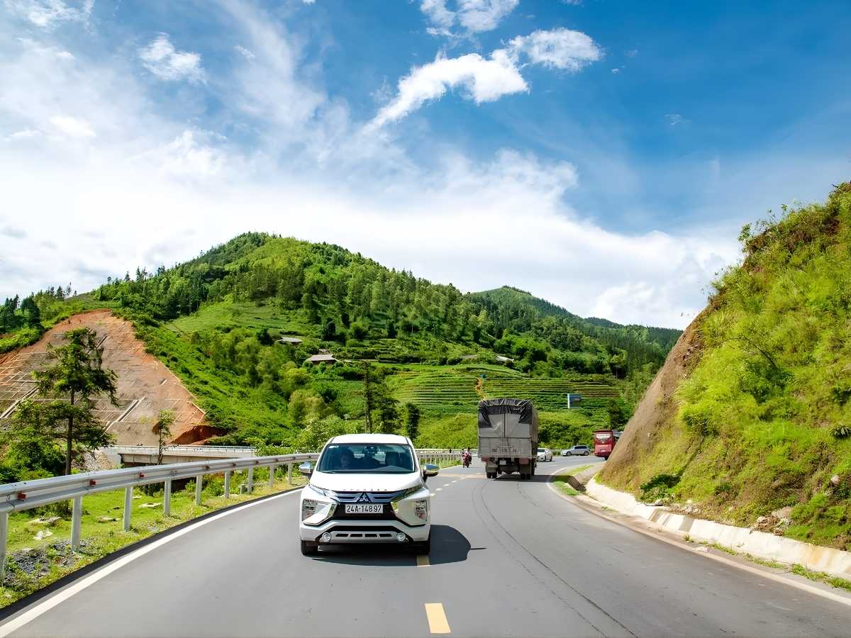 Du khách di chuyển từ Hà Nội đến hồ Thác Bà bằng ô tô qua quốc lộ với cung đường đồi núi đẹp. (Nguồn: Sưu tầm)