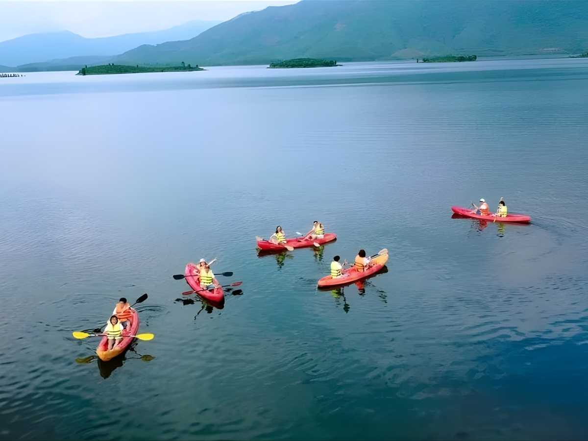 Du khách cần mặc áo phao và tuân thủ hướng dẫn an toàn khi tham quan và di chuyển bằng thuyền trên hồ. (Nguồn: Sưu tầm)
