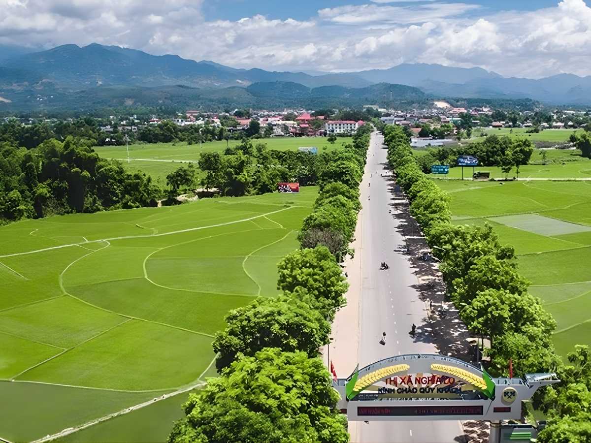 Tuyến đường từ Hà Nội đến Nghĩa Lộ hiện ra với cảnh đồng ruộng và giao thông thuận tiện. (Nguồn: Sưu tầm)