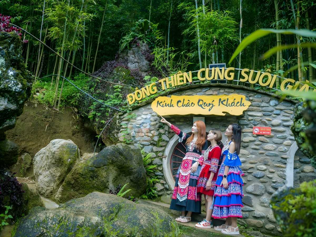 Du khách tham quan Suối Giàng mùa xanh mát thể hiện thời điểm lý tưởng trải nghiệm hành trình hai ngày. (Nguồn: Sưu tầm)
