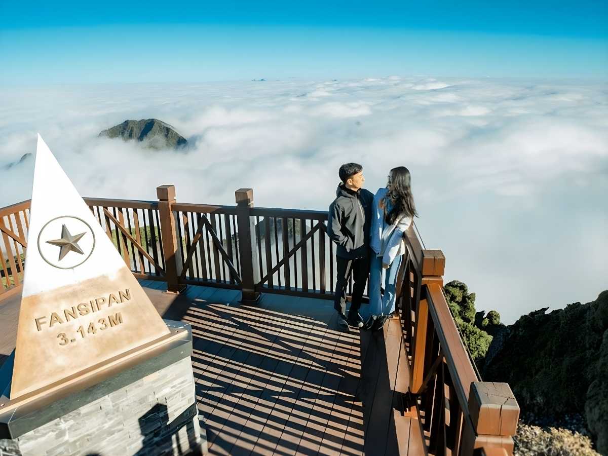 Du khách đứng trên đỉnh Fansipan ngắm biển mây thể hiện trải nghiệm chinh phục nóc nhà Đông Dương. (Nguồn: Sưu tầm)