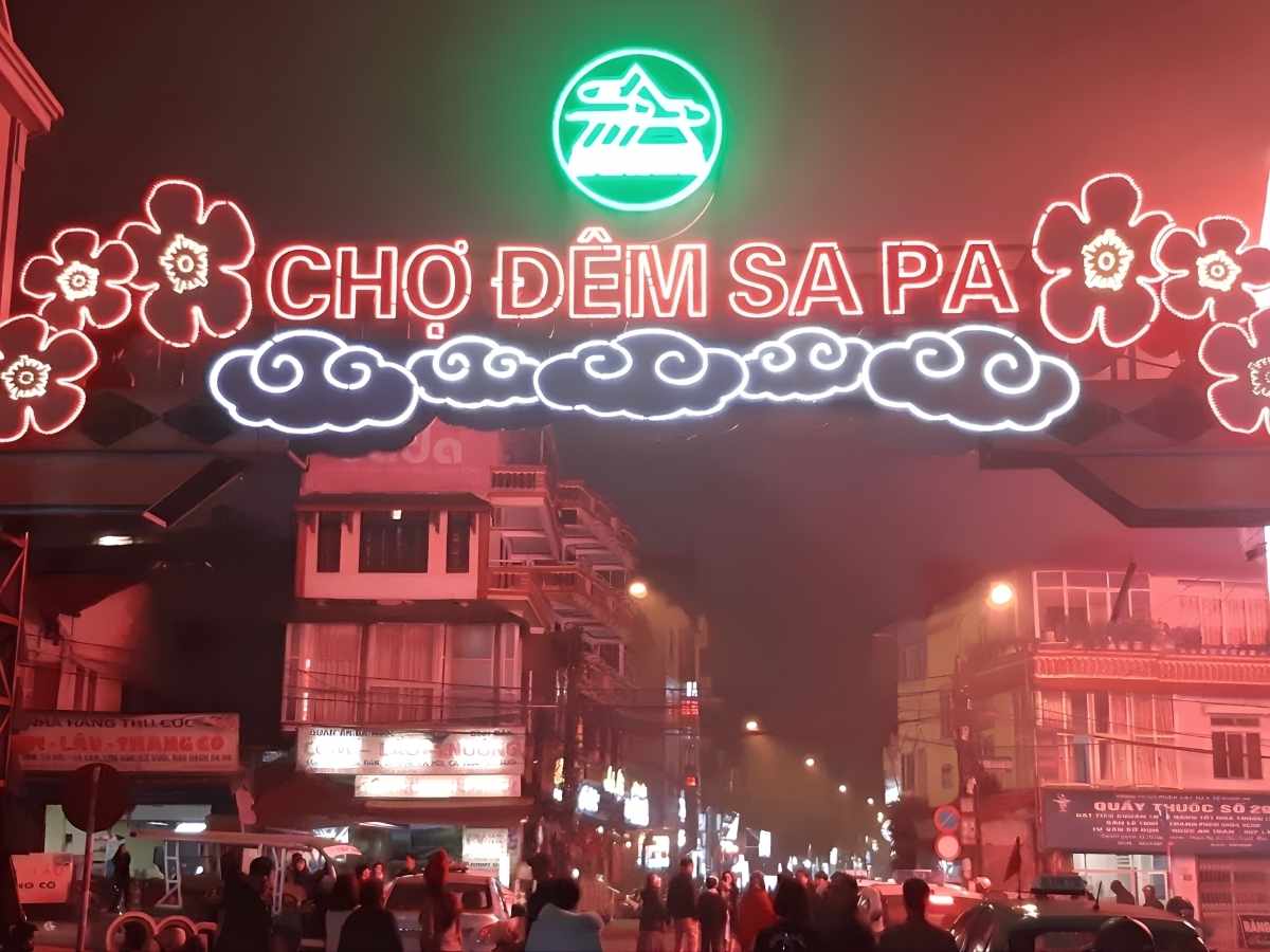Chợ đêm Sa Pa rực rỡ ánh đèn với nhiều gian hàng ẩm thực và sản phẩm thủ công mang đậm bản sắc vùng cao. (Nguồn: Sưu tầm)