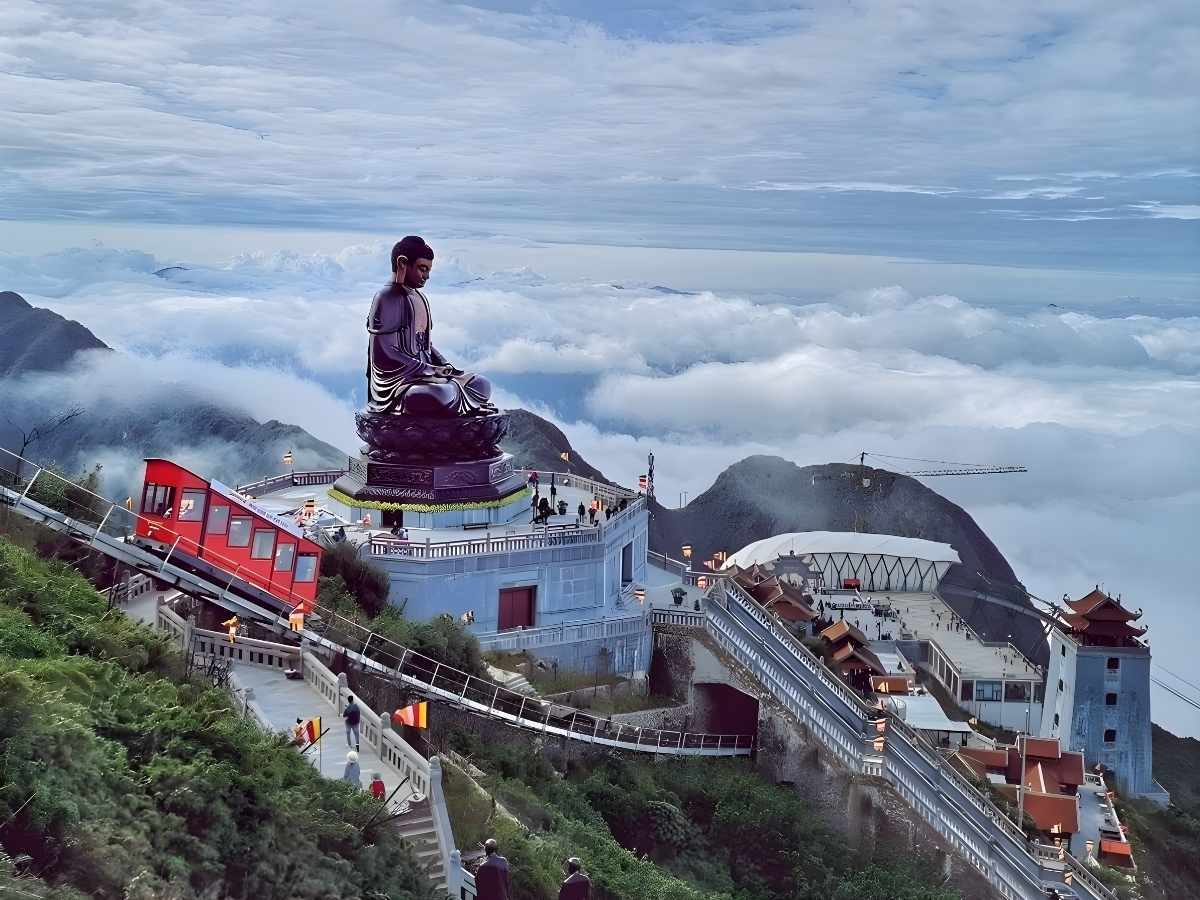 Khu du lịch Sun World Fansipan Legend thu hút du khách với hệ thống cáp treo hiện đại và tầm nhìn núi non hùng vĩ. (Nguồn: Sưu tầm)