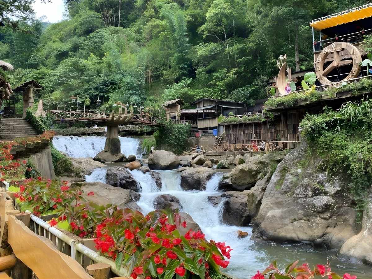 Du khách khám phá bản Cát Cát tìm hiểu đời sống người H’Mông và chiêm ngưỡng cảnh suối cùng nhà gỗ truyền thống. (Nguồn: Sưu tầm)