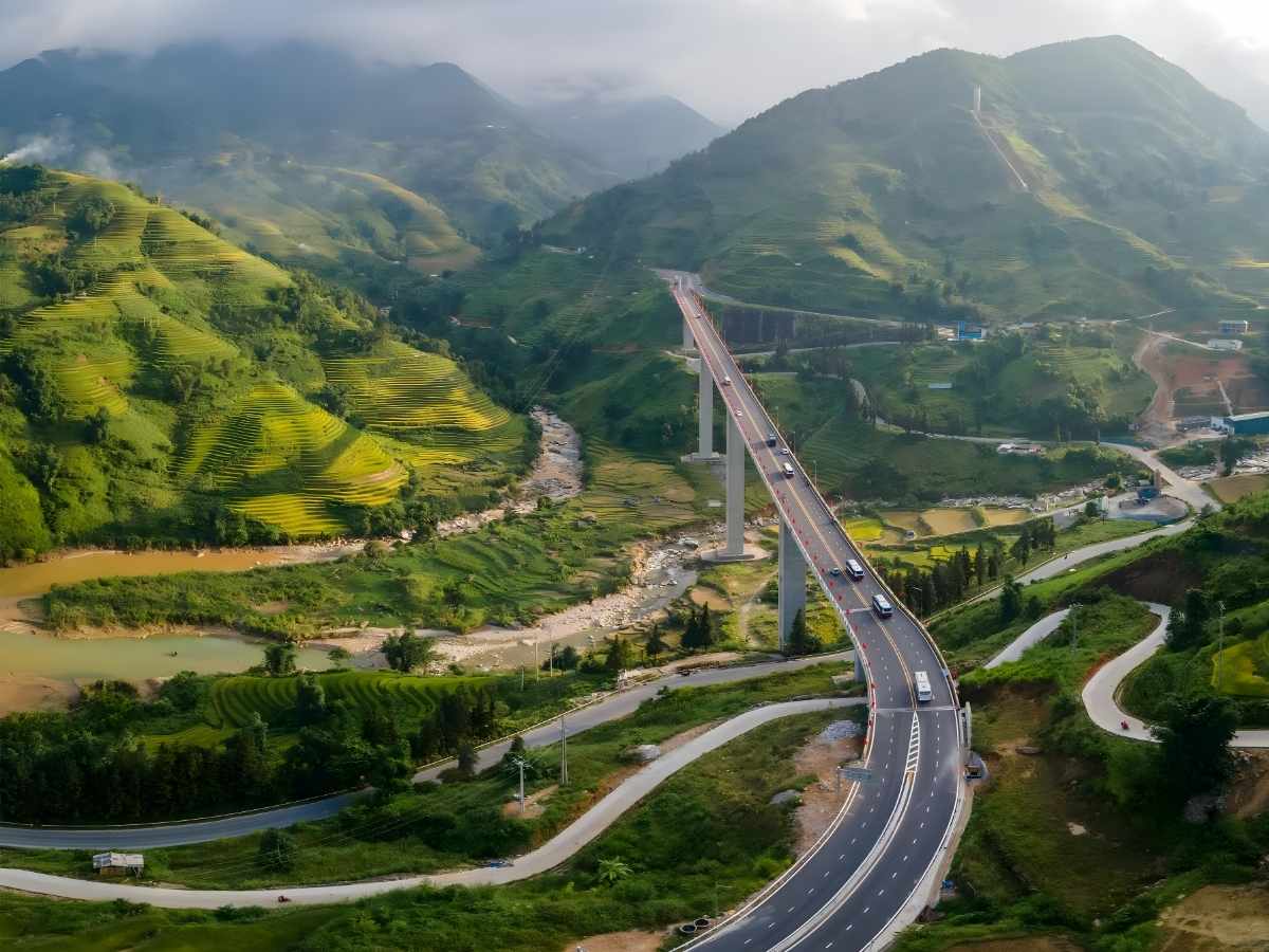 Sa Pa thuộc tỉnh Lào Cai nổi bật với địa hình núi cao và cảnh quan ruộng bậc thang thu hút du khách. (Nguồn: Sưu tầm)