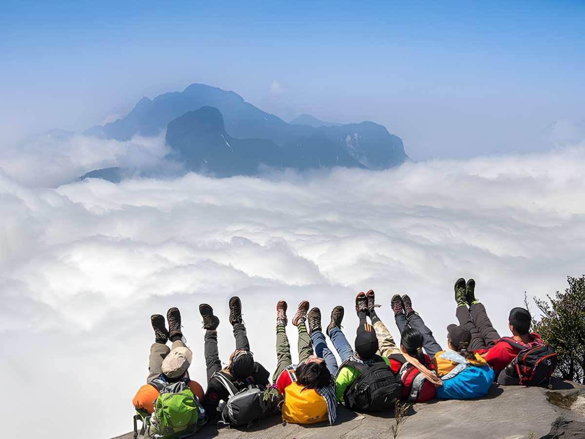 Du khách chuẩn bị giày trekking và trang phục ấm khi săn mây trên núi cao với điều kiện thời tiết lạnh. (Nguồn: Sưu tầm)