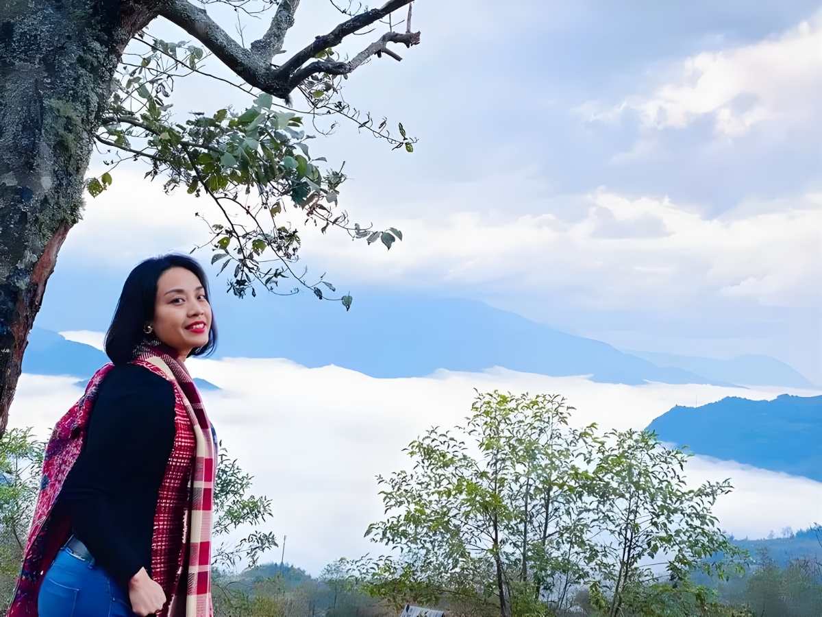 Du khách tạo dáng chụp ảnh săn mây tại Y Tý với góc nhìn rộng và ánh sáng tự nhiên hài hòa. (Nguồn: Sưu tầm)