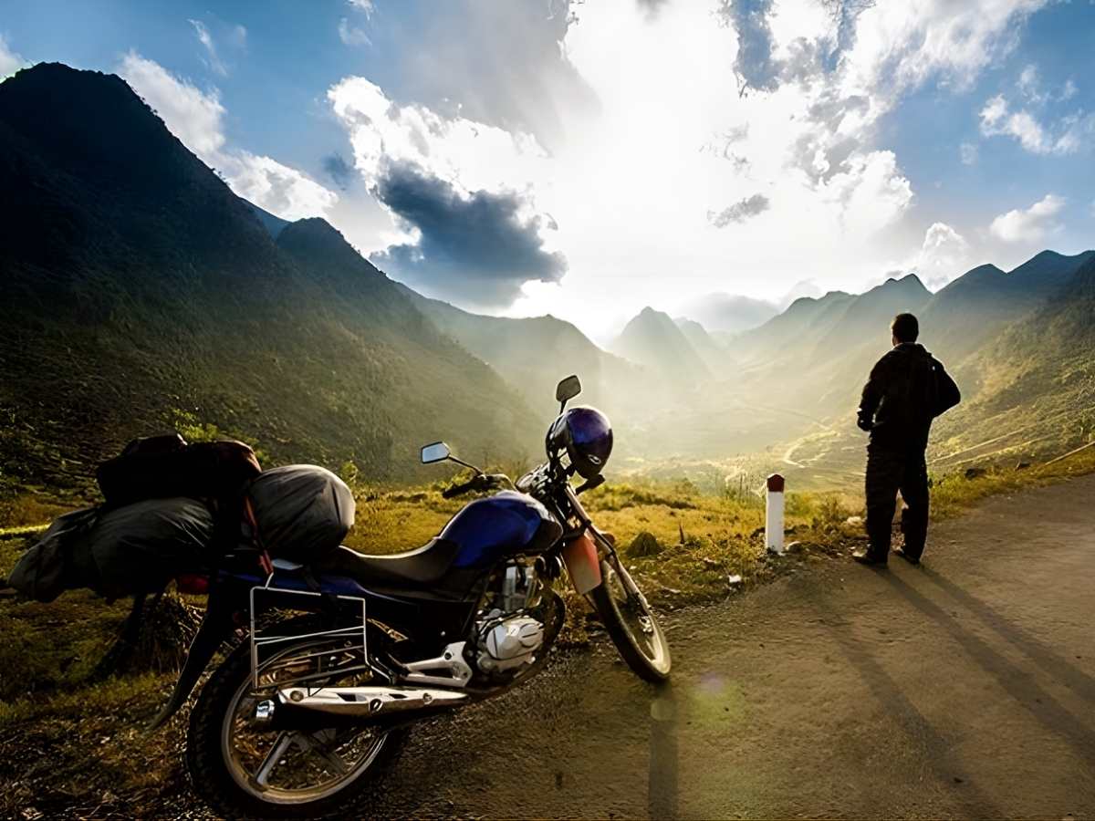 Du khách di chuyển từ Hà Nội đến Lào Cai bằng xe máy qua cung đường đèo núi với cảnh quan hùng vĩ. (Nguồn: Sưu tầm)