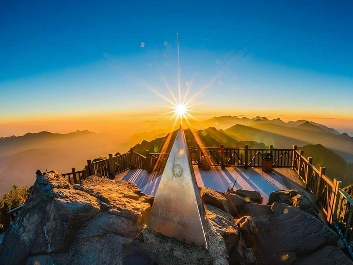 Du khách chinh phục đỉnh Fansipan và ngắm bình minh trên biển mây từ độ cao hơn ba nghìn mét. (Nguồn: Sưu tầm)