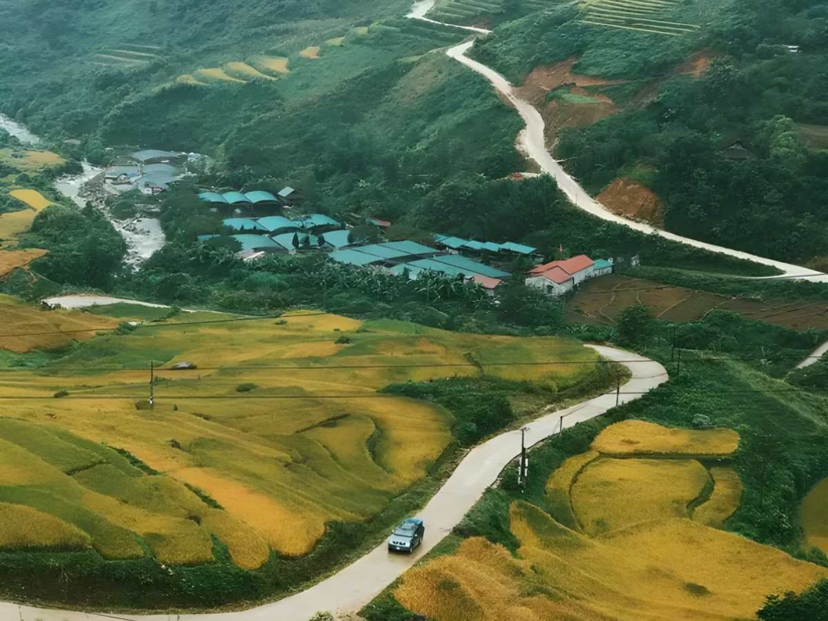 Du khách chiêm ngưỡng cung đường uốn lượn dẫn vào Y Tý với ruộng bậc thang và thung lũng trải dài. (Nguồn: Sưu tầm)