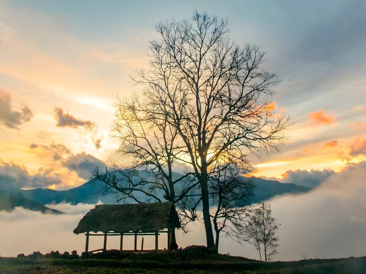 Du khách khám phá bản làng Y Tý và ngắm hoàng hôn buông xuống giữa không gian núi rừng yên bình. (Nguồn: Sưu tầm)