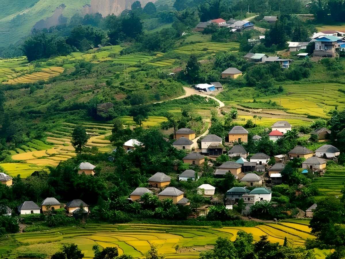 Du khách quan sát toàn cảnh thung lũng Y Tý với bản làng giữa núi cao và ruộng bậc thang. (Nguồn: Sưu tầm)