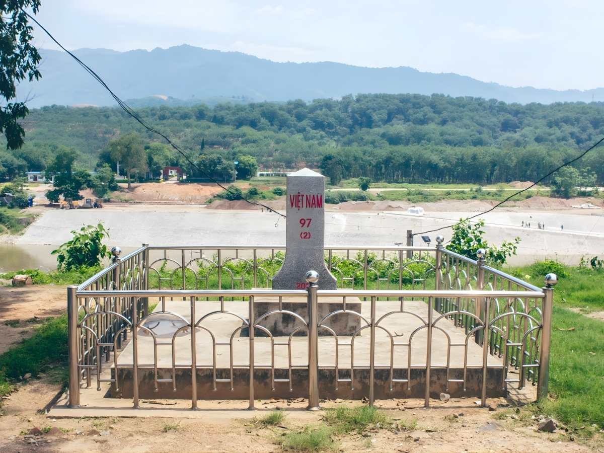 Mốc 97 Mường Khương và mốc 100 Si Ma Cai nằm tại khu vực biên giới với cảnh quan núi rừng rộng lớn. (Nguồn: Sưu tầm)