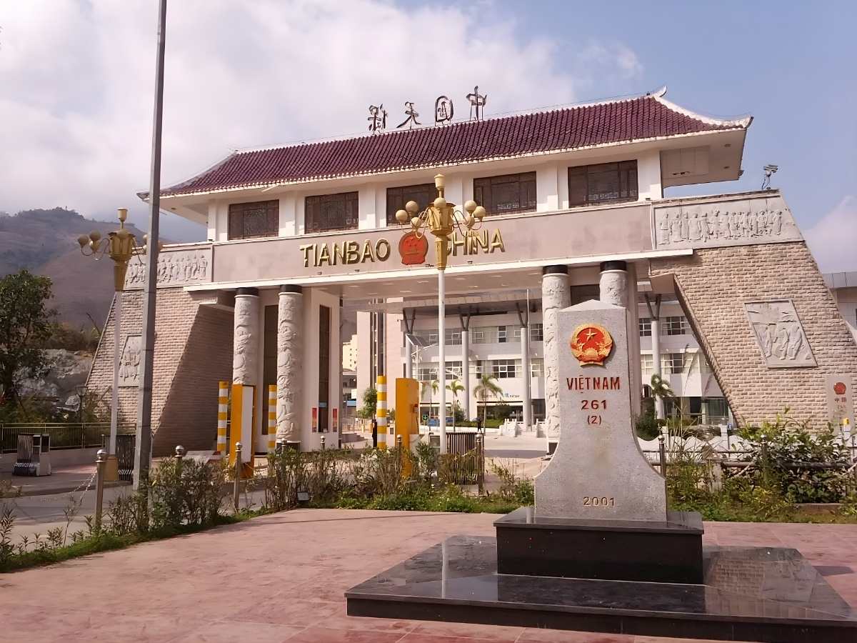 Cột mốc biên giới Việt Nam mang ý nghĩa văn hóa và du lịch, thu hút du khách tìm hiểu chủ quyền lãnh thổ. (Nguồn: Sưu tầm)