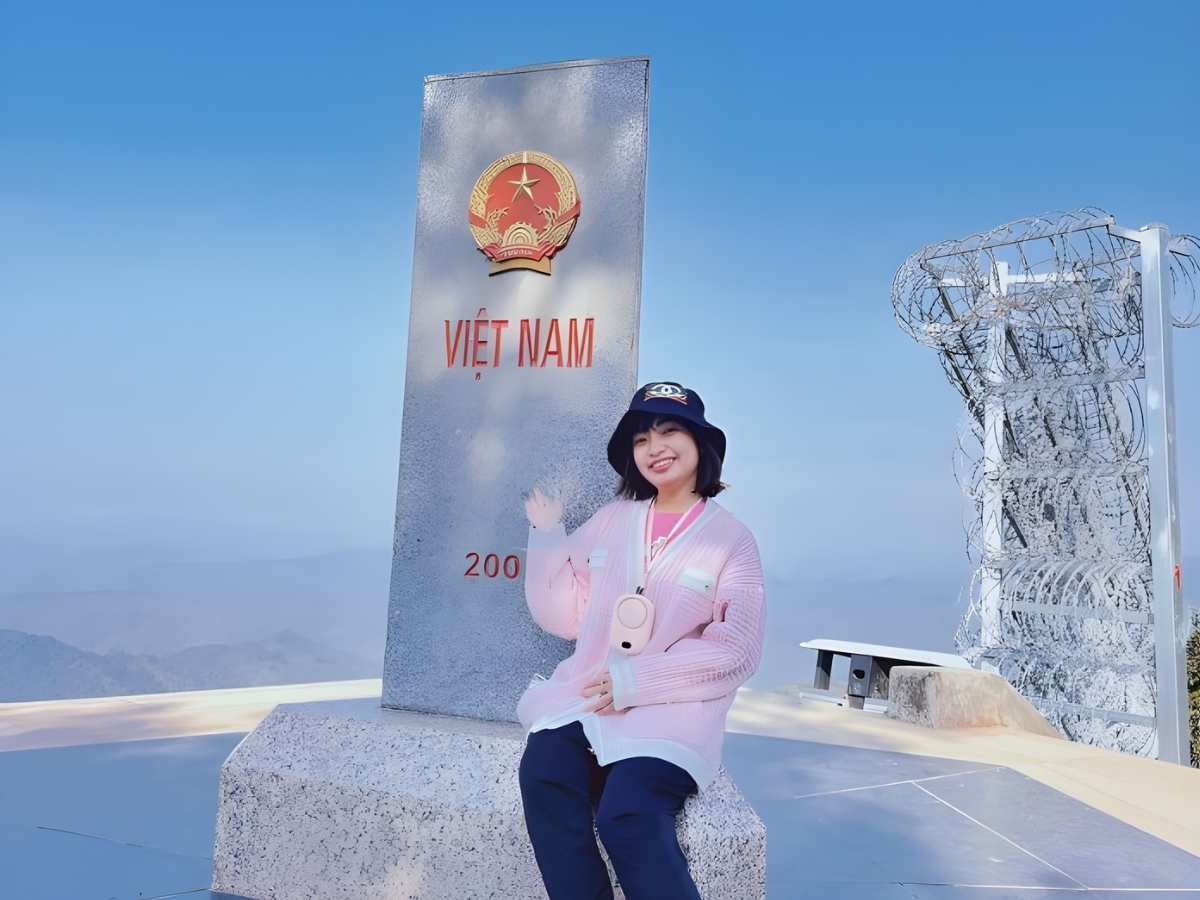 Du khách check in tại cột mốc biên giới Việt Nam ghi lại khoảnh khắc đáng nhớ trong hành trình khám phá vùng cao. (Nguồn: Sưu tầm)
