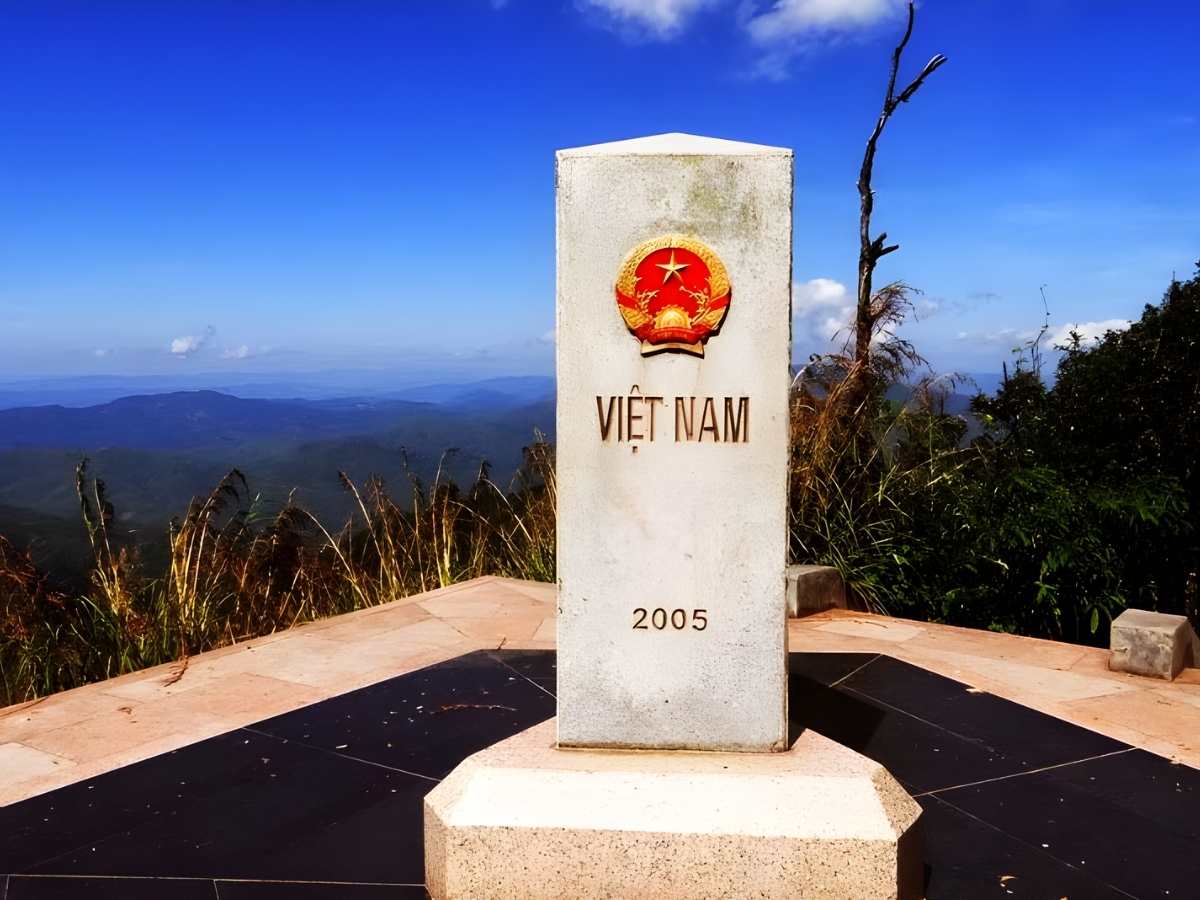 Cột mốc biên giới Việt Nam thể hiện ranh giới lãnh thổ quốc gia, được xây dựng kiên cố tại các vị trí địa lý quan trọng. (Nguồn: Sưu tầm)