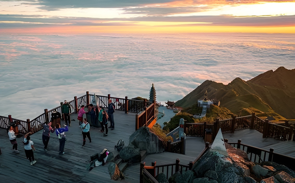 Du khách khám phá khu vực đỉnh Fansipan trong không gian núi rừng và biển mây Hoàng Liên Sơn.