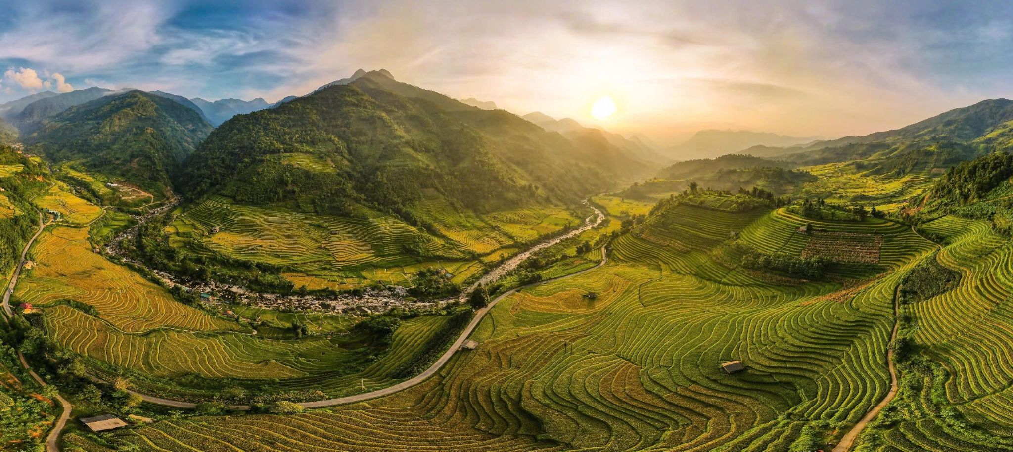 Cảnh quan Sa Pa với thung lũng, ruộng bậc thang và núi rừng Hoàng Liên Sơn tạo nên dấu ấn đặc trưng của vùng Tây Bắc.