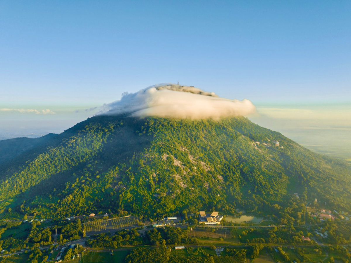 hinh-dang-an-tuong-cua-nui-ba-den