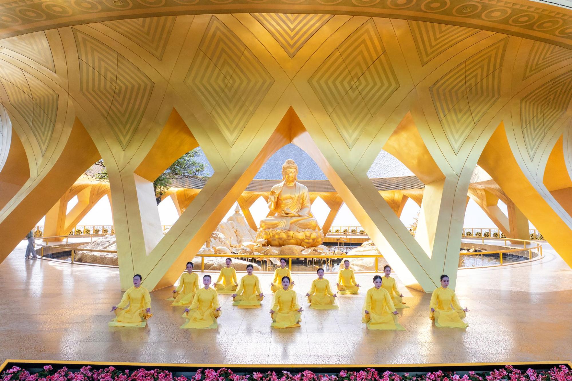 tượng Phật Câu Na Hàm Mâu Ni