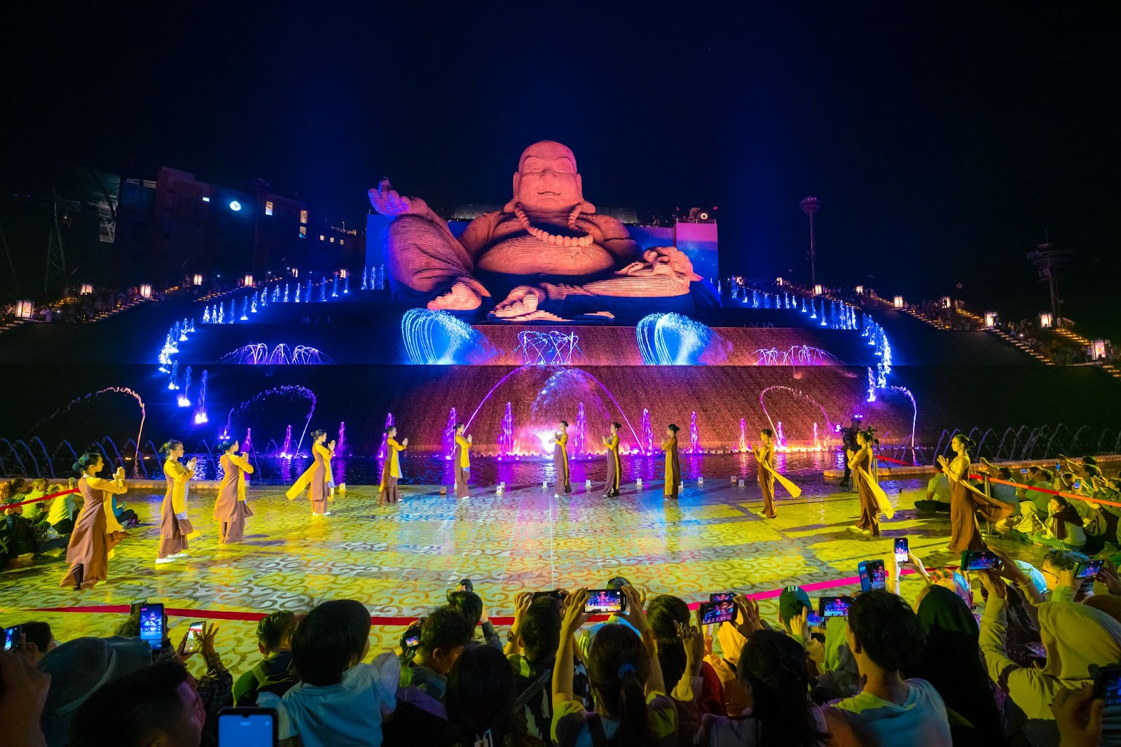 Du khách thích thú theo dõi show nhạc nước tại khu vực Tôn tượng Bồ Tát Di Lặc
