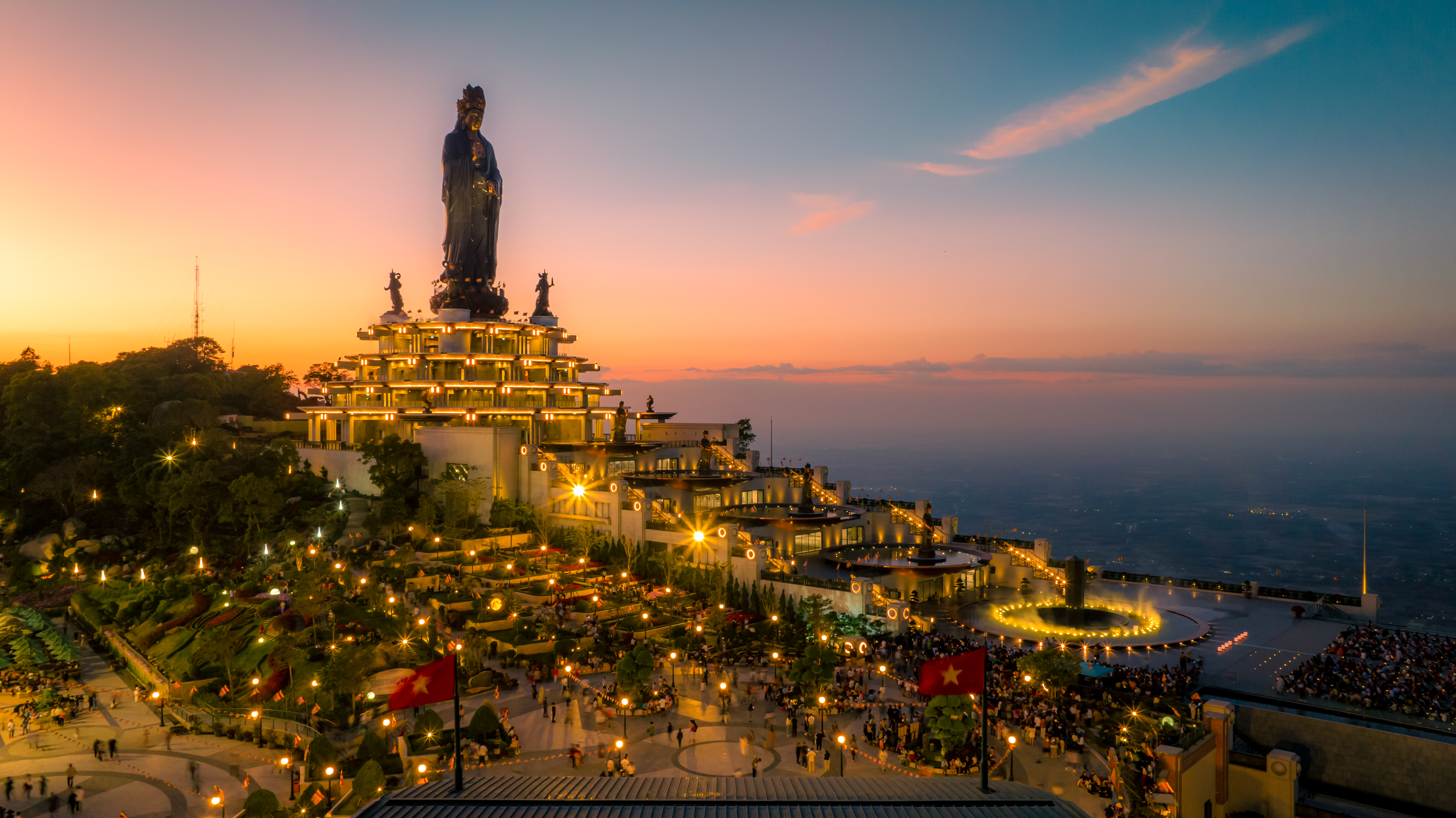 Quần thể tâm linh kỳ vĩ trên đỉnh núi Bà Đen