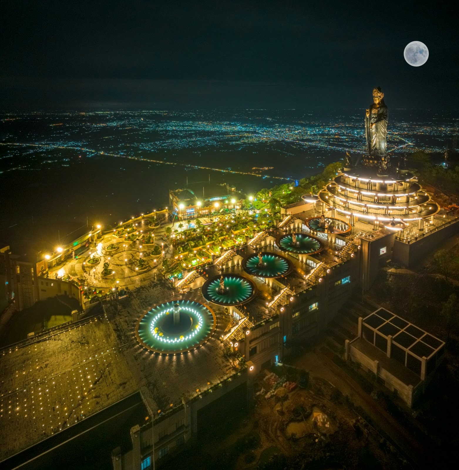 Rằm Trung thu rực rỡ trên đỉnh Núi Bà Đen