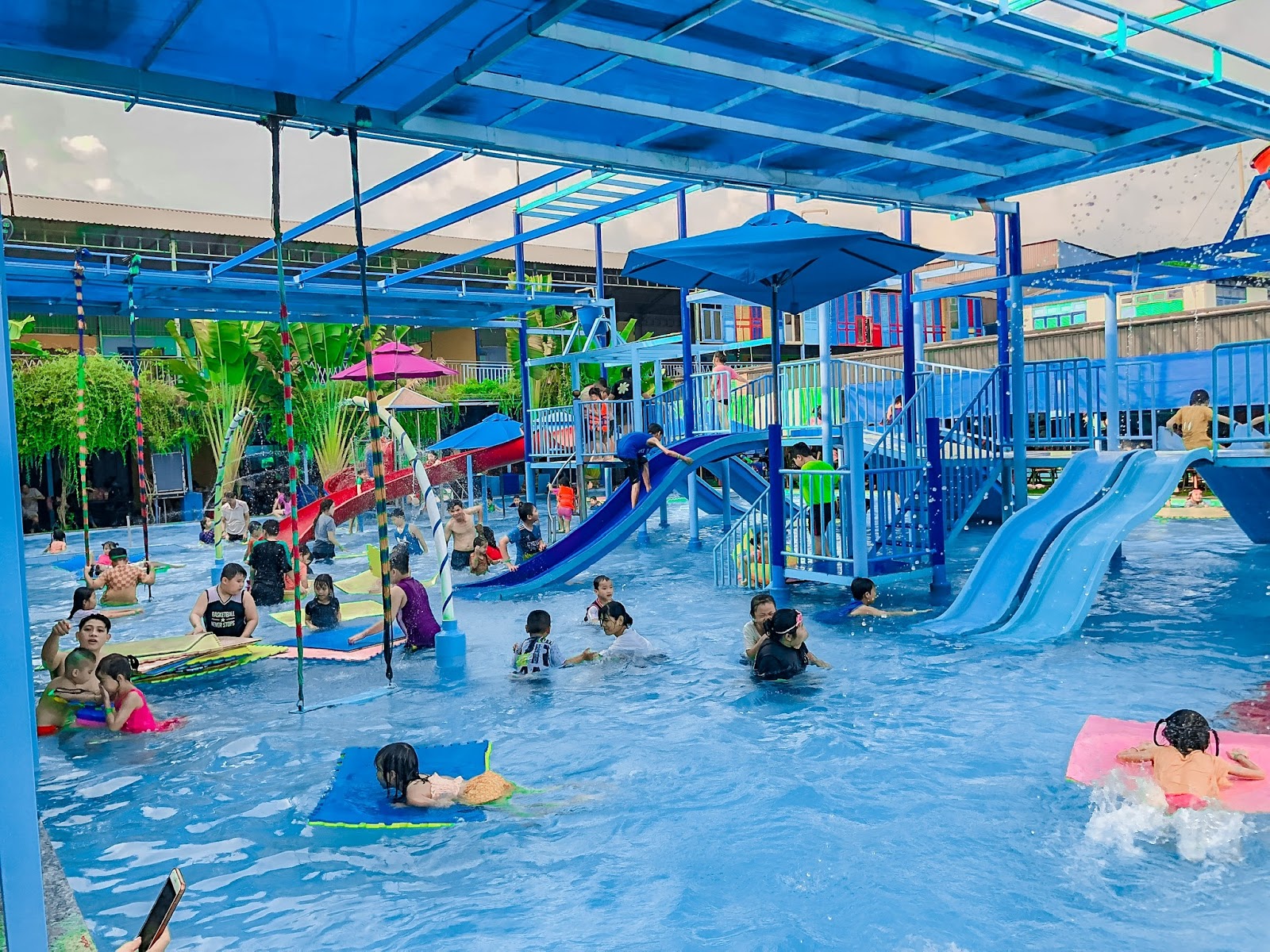 Không gian vui chơi rộng lớn được thiết kế an toàn phù hợp cho cả gia đình